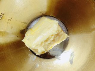 2、迷迭香玛芬蛋糕（制作耗时最短）,黄油提前软化好，放入盆中。