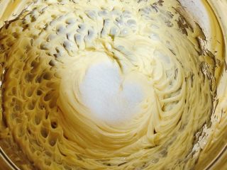 4、迷迭香玛芬蛋糕（制作耗时最短）,分三次将白糖加入黄油中，每加一次用打蛋器打发20秒，再加一次再打发20秒。