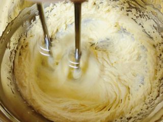 5、迷迭香玛芬蛋糕（制作耗时最短）,加入白糖后，打发的黄油发白，并有明显打发状。