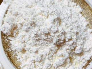 8、迷迭香玛芬蛋糕（制作耗时最短）,将低筋面粉、泡打粉、盐、奶粉，过筛到盆中。