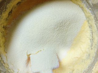 9、迷迭香玛芬蛋糕（制作耗时最短）,用刮刀搅拌均匀盆中食材。