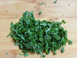 11、迷迭香玛芬蛋糕（制作耗时最短）,将迷迭香切碎待用。