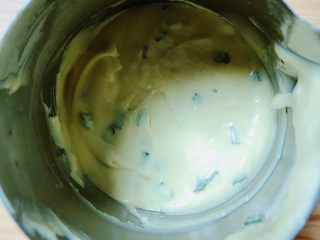 12、迷迭香玛芬蛋糕（制作耗时最短）,将迷迭香碎放入到蛋糕液中，搅拌均匀，可以选择放入裱花袋中，也可以放入带虎口的杯中。