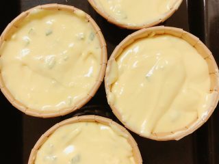 13、迷迭香玛芬蛋糕（制作耗时最短）,将蛋糕液倒入纸杯中，至8-9分满处。提前预热烤箱，180度预热10分钟。将烤盘放入烤箱中，180度烤20分钟。再焖两分钟，避免蛋糕回缩。