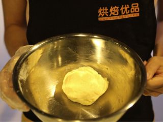 2、不一样的黄金月饼酥,油皮所有材料混合,揉成团,揉不粘手不粘锅的状态,保鲜膜包好,松弛约1个小时
