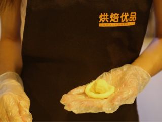 10、不一样的黄金月饼酥,油皮包着油酥搓圆,保鲜膜包着,松弛15分钟