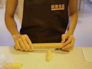 13、不一样的黄金月饼酥,继续把小面卷,收口向上,用擀面杖擀平