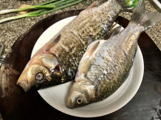 3、奶白鲫鱼豆腐汤➕朝看白水暮青山,鱼身表面抹层盐腌制10分钟