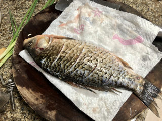 6、奶白鲫鱼豆腐汤➕朝看白水暮青山,腌好的????，用厨房纸巾吸去表面水分