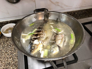 11、奶白鲫鱼豆腐汤➕朝看白水暮青山,加适量的热水，没过鱼身