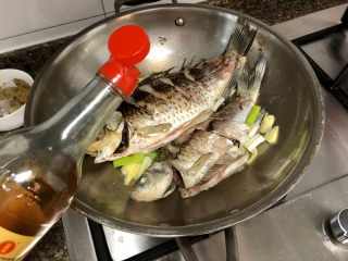 10、奶白鲫鱼豆腐汤➕朝看白水暮青山,淋一汤匙料酒去腥