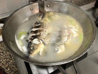 13、奶白鲫鱼豆腐汤➕朝看白水暮青山,中大火炖10分钟，鱼汤变白