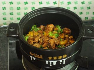 12、板栗烧鸡,撒入香菜段