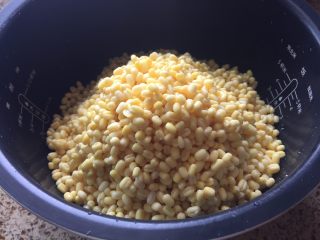 1、家庭自制绿豆糕,一晚上的浸泡，绿豆，已经泡发了，泡发的绿豆，放入电饭煲内胆中；