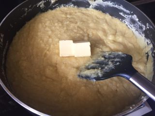 6、家庭自制绿豆糕,放入黄油，40克左右；