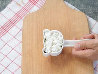 4、让熊孩子爱上吃饭的熊猫饭团,在模具中放上一层米饭，再放上一层肉松，最后放上米饭，用模具压出小熊猫的样子