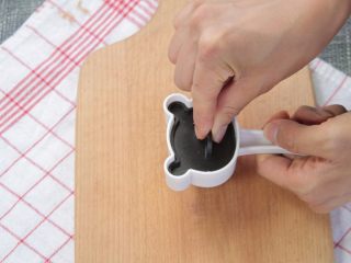 5、让熊孩子爱上吃饭的熊猫饭团,在模具中放上一层米饭，再放上一层肉松，最后放上米饭，用模具压出小熊猫的样子