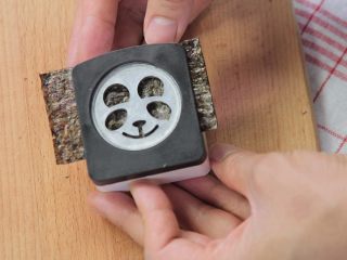 7、让熊孩子爱上吃饭的熊猫饭团,用模具将海苔压出熊猫的鼻子眼睛和耳朵