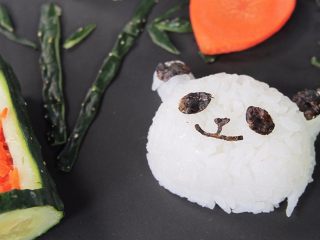 12、让熊孩子爱上吃饭的熊猫饭团,可爱又好吃的饭团就成形啦