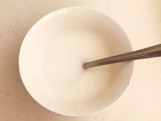 3、红豆汤圆,玉米淀粉里面加入冷水调匀，做成水淀粉