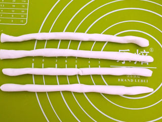 5、红豆汤圆,把饧好的面分成4份，搓成长条