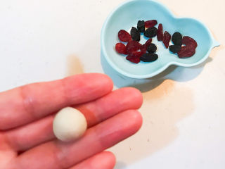 9、红豆汤圆,包好后团圆，一个果干小汤圆就做好了