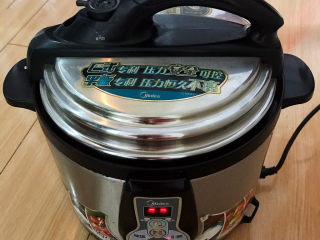 12、红豆汤圆,把红豆放入用压力锅，加入700ml冷水，煮熟