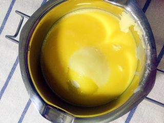 1、韩式南瓜????小月饼,制作鸡蛋调味汁：全蛋液过筛后，加入白砂糖，炼乳，黄油，泡打粉隔水加热至糖，油融化。加热用小火，边加热边搅拌，防止蛋液结块。