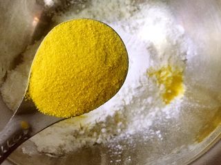 5、韩式南瓜????小月饼,制作南瓜月饼饼皮：将鸡蛋调味汁，中筋面粉，新西兰南瓜粉充分拌匀到无干粉状态，南瓜粉我选了新西兰进口的，因为颜色比较纯正，国产的南瓜粉做出来颜色会偏深一些。可能会影响成品效果。