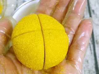 15、韩式南瓜????小月饼,用刮板先在月饼胚上压出十字花刀，从手掌里侧月饼胚的最下端，一刀切到月饼胚最外端，刀不宜切太深，以刚刚碰到馅为宜。切口的馅如果漏的太多，烤完的花纹会涨开，影响美观。