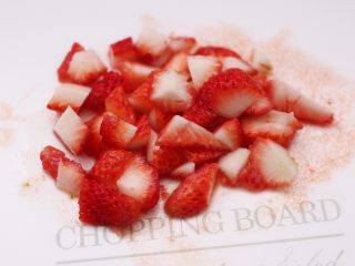 4、番茄草莓蜂蜜汁,把浸泡好的草莓洗净后，用刀把草莓切成小块。