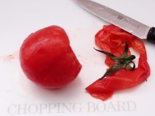 6、番茄草莓蜂蜜汁,然后把开水烫过的番茄去皮去蒂。