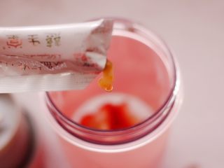 9、番茄草莓蜂蜜汁,加入蜂蜜，也可以加白砂糖，这个可以随自己喜好选择。