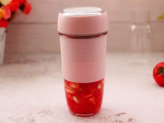 11、番茄草莓蜂蜜汁,把果汁杯盖子拧紧后。