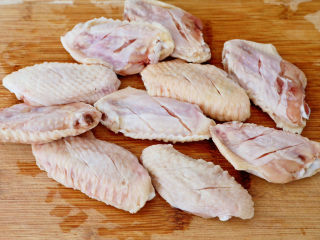 2、照烧鸡翅,鸡翅洗净控干水分或者用厨房纸擦干水分，两面各划2刀