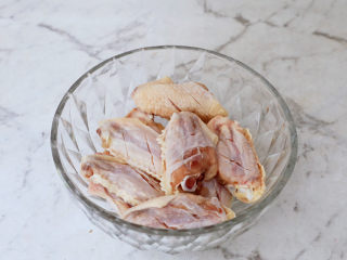 4、照烧鸡翅,将鸡翅放入容器中