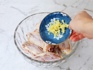 5、照烧鸡翅,加入姜末