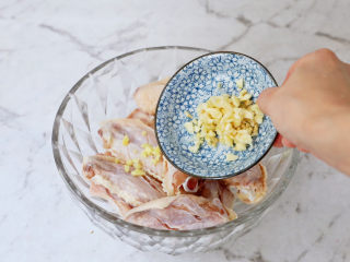 6、照烧鸡翅,加入蒜末