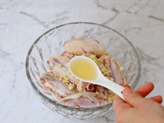 7、照烧鸡翅,加入料酒