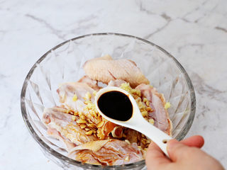 9、照烧鸡翅,加入老抽