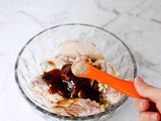 11、照烧鸡翅,加入胡椒粉