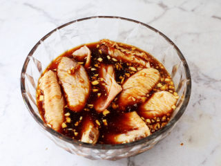 14、照烧鸡翅,抓匀腌制一小时