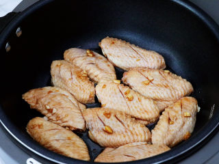 15、照烧鸡翅,自动炒菜机起锅热油，放入鸡翅