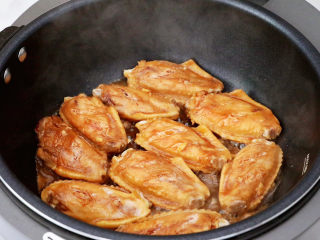 16、照烧鸡翅,煎至两面金黄色