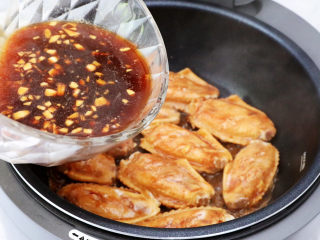 17、照烧鸡翅,倒入腌制鸡翅的酱汁