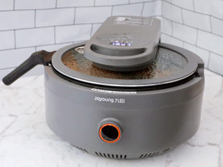 18、照烧鸡翅,盖上锅盖，选择红烧程序，焖煮15分钟即可