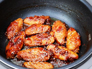 19、照烧鸡翅,出锅前撒上熟白芝麻即可