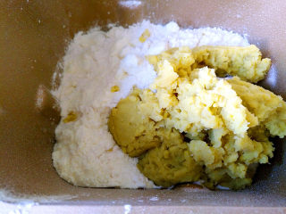 3、 红薯小面包,将面包所有原料放进面包桶