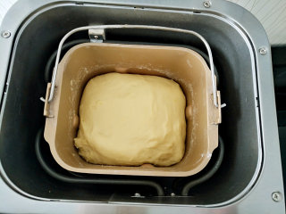 6、 红薯小面包,发酵至1.5倍大，取出整形