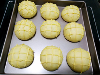 10、 红薯小面包,在发酵好的面包上挤红薯酱